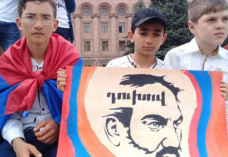 Концерт рок-звезды или выборы премьера? В Ереване снова митингуют