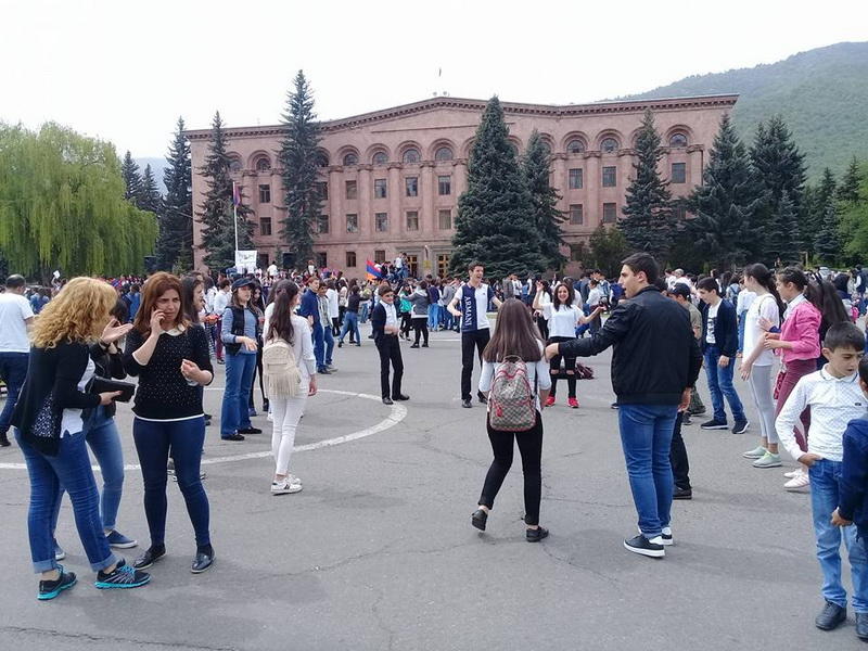 Концерт рок-звезды или выборы премьера? В Ереване снова митингуют