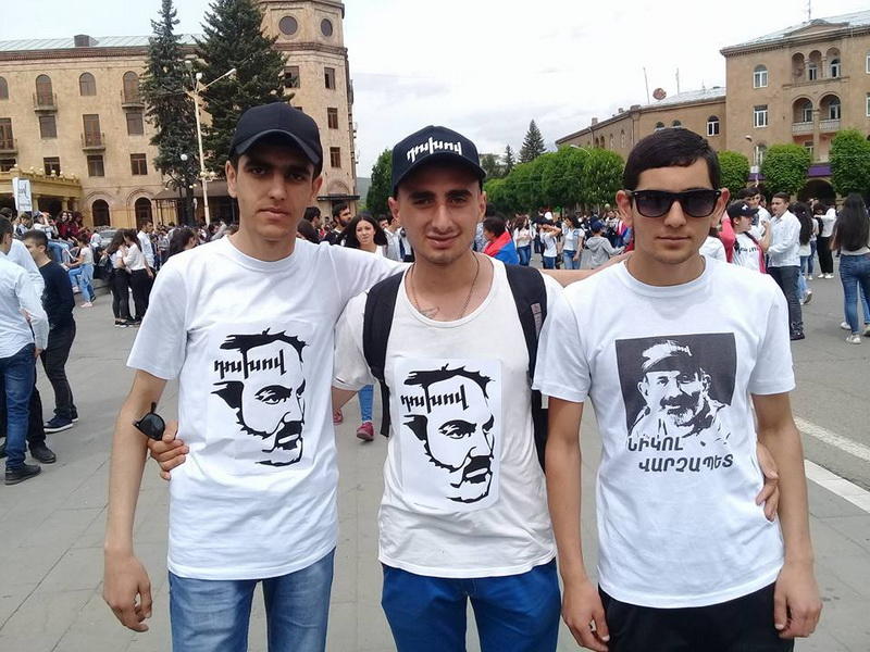 Концерт рок-звезды или выборы премьера? В Ереване снова митингуют