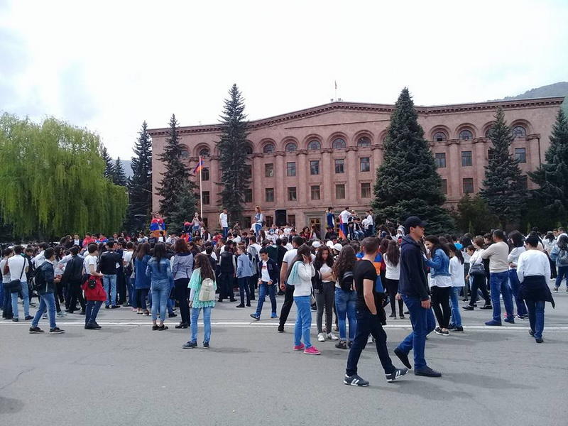 Концерт рок-звезды или выборы премьера? В Ереване снова митингуют