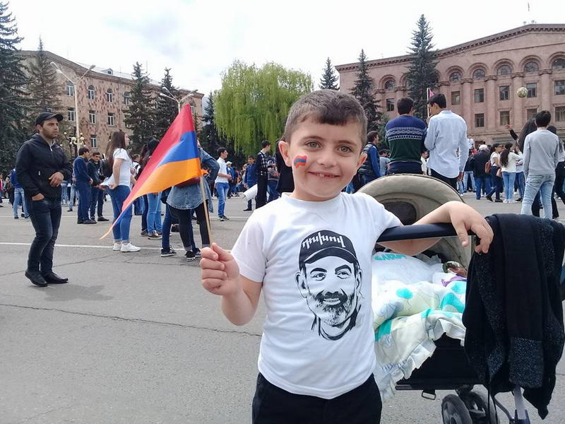 Концерт рок-звезды или выборы премьера? В Ереване снова митингуют