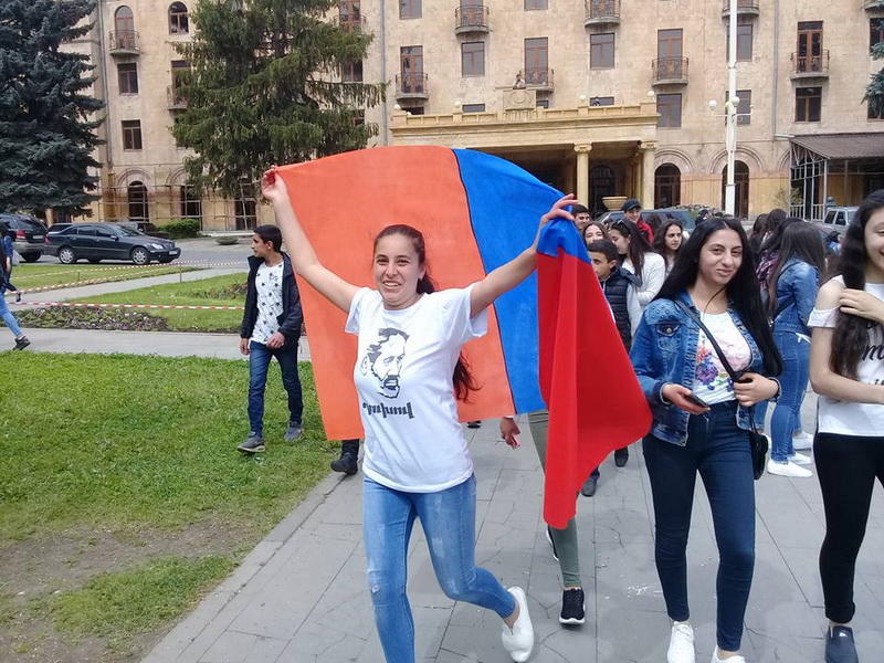 Концерт рок-звезды или выборы премьера? В Ереване снова митингуют
