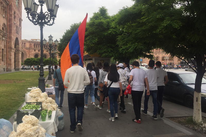 Концерт рок-звезды или выборы премьера? В Ереване снова митингуют