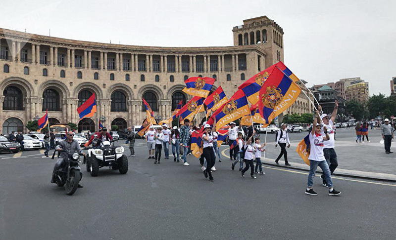 Концерт рок-звезды или выборы премьера? В Ереване снова митингуют