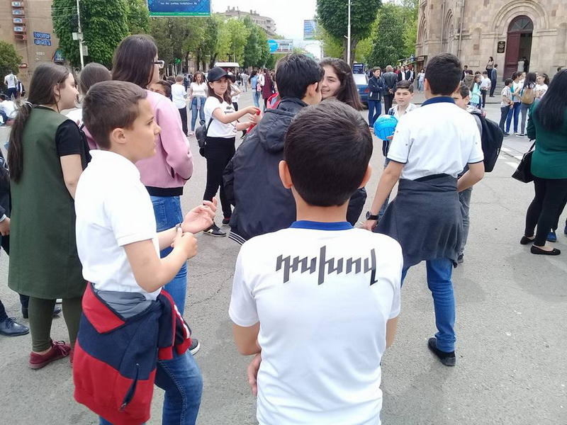 Концерт рок-звезды или выборы премьера? В Ереване снова митингуют