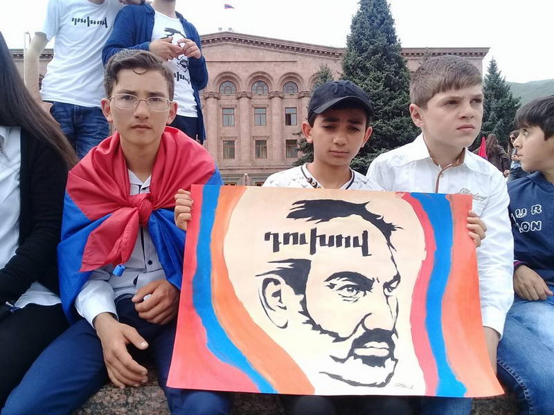 Концерт рок-звезды или выборы премьера? В Ереване снова митингуют