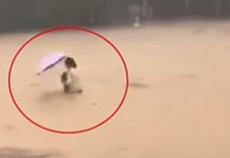 Женщина с ребёнком чуть не утонула в паводковых водах