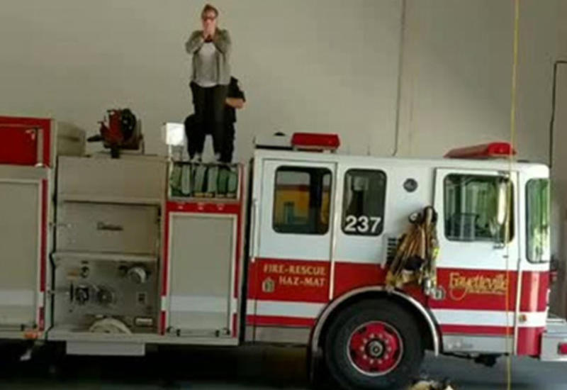 Пожарный сделал предложение девушке шлангом