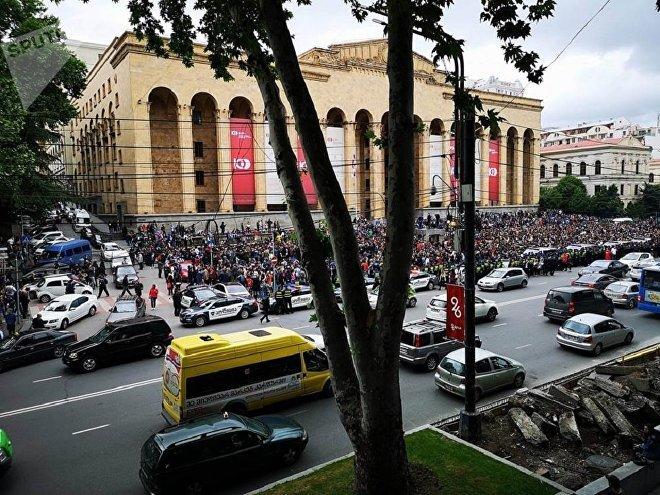 Напряженная ситуация в центре Тбилиси: спецназ перекрыл улицы