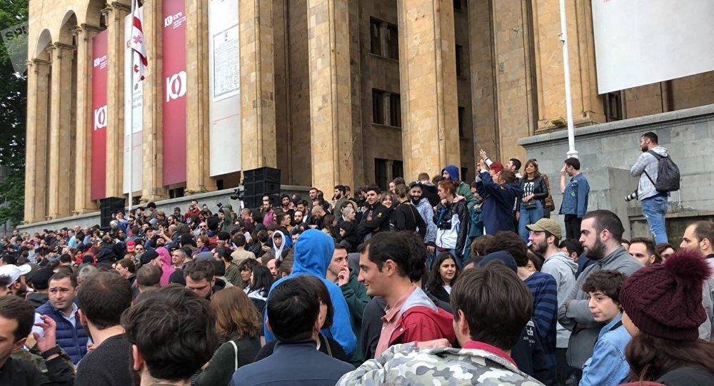 Напряженная ситуация в центре Тбилиси: спецназ перекрыл улицы