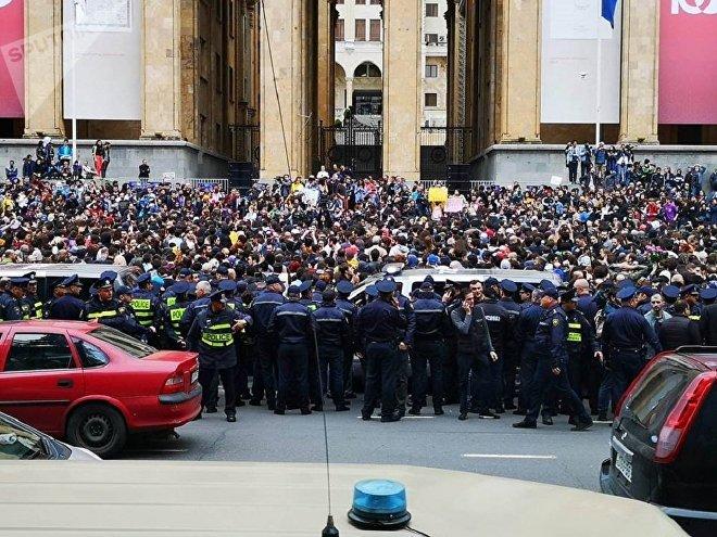 Напряженная ситуация в центре Тбилиси: спецназ перекрыл улицы