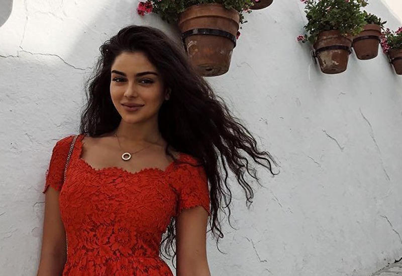 Испанский танец в исполнении азербайджанки на берегу океана