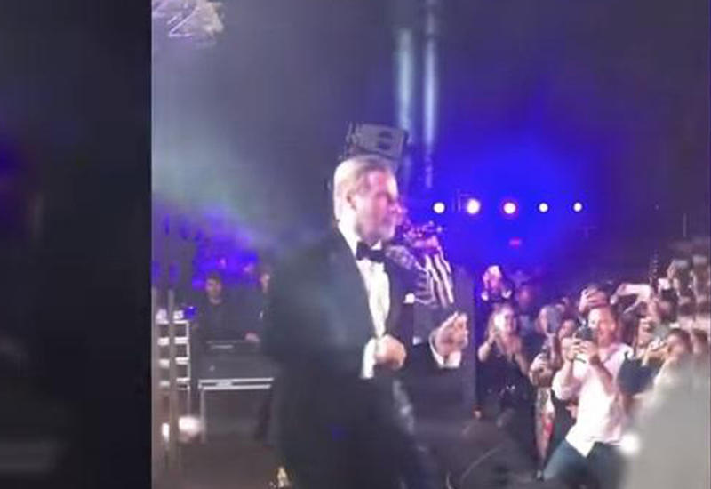 Траволта «зажег» танцпол на выступлении 50 Cent