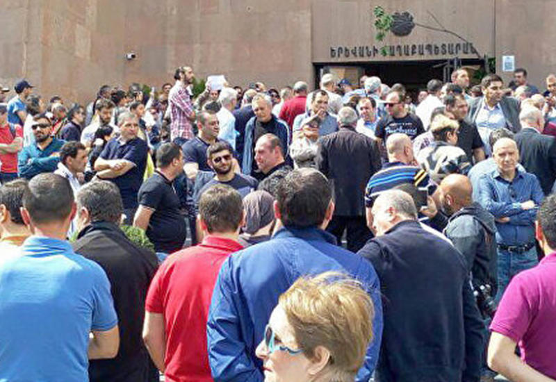 Сторонники и противники мэра столкнулись в Ереване