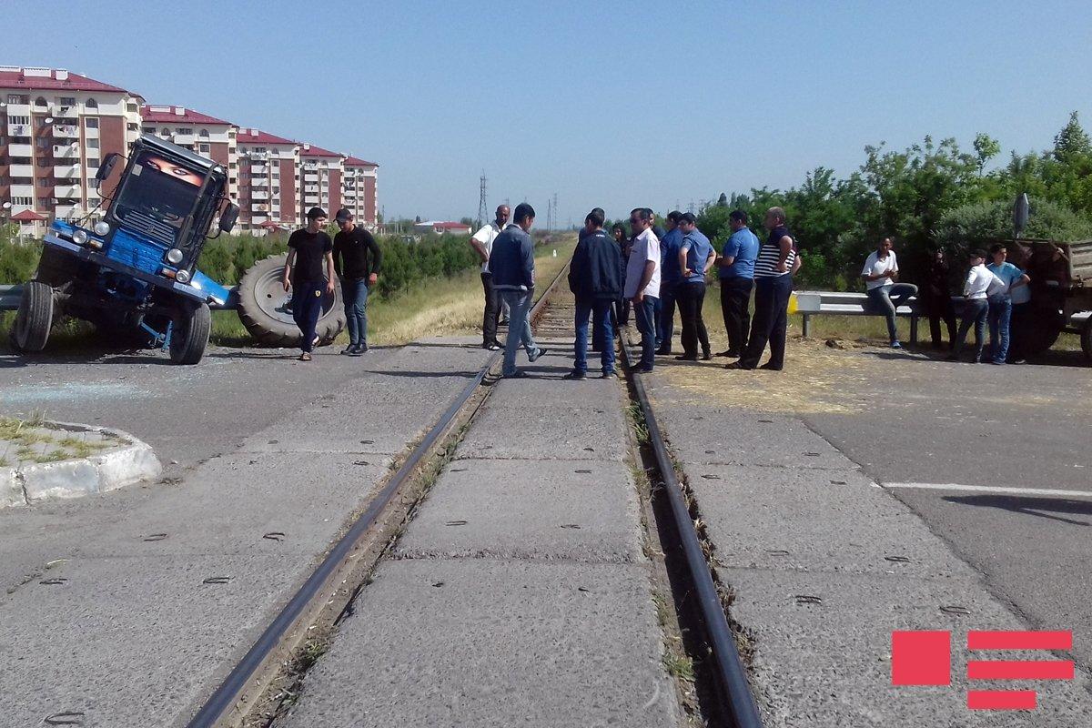 В Барде поезд столкнулся с трактором, есть пострадавшие