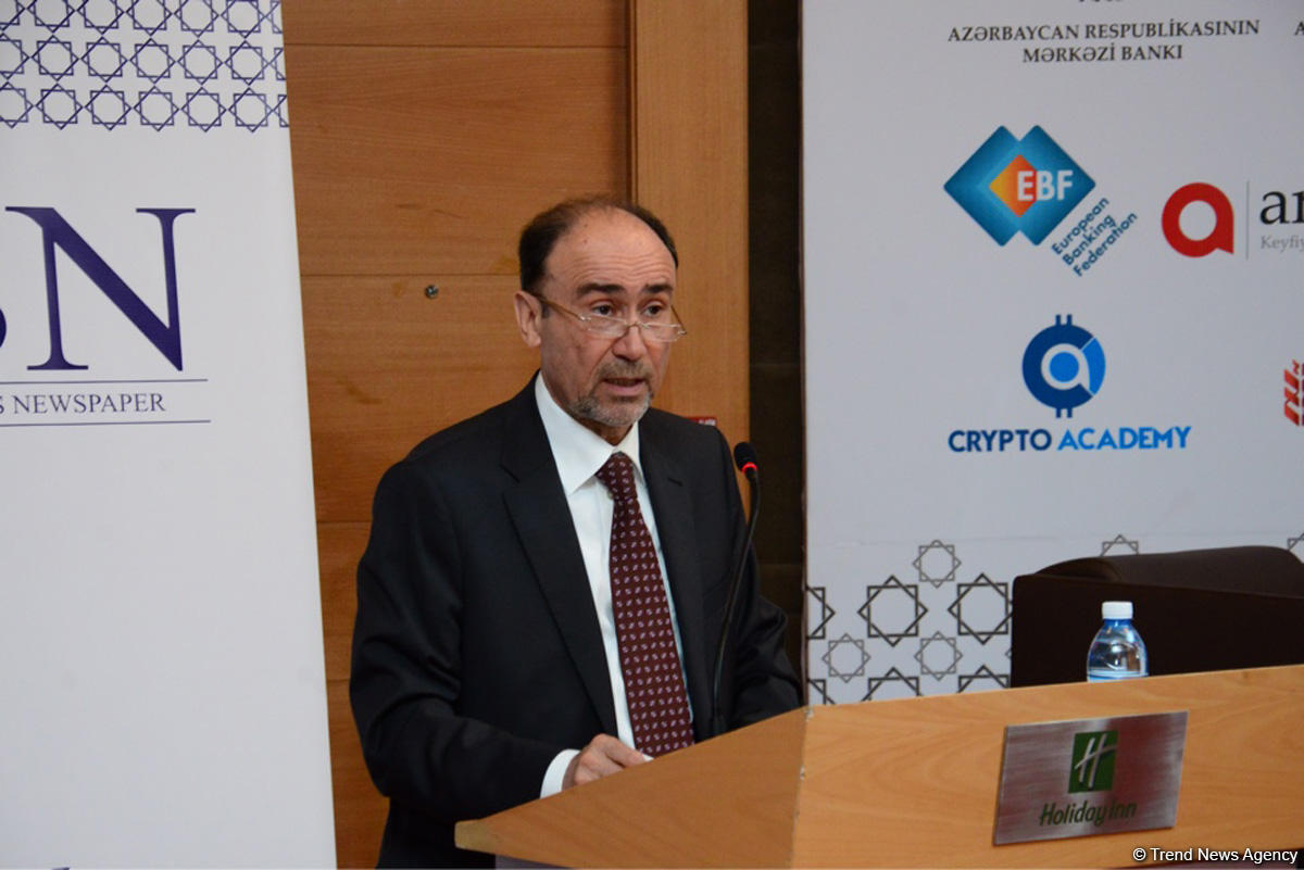 Азербайджан примет программу по переходу на безналичные расчеты