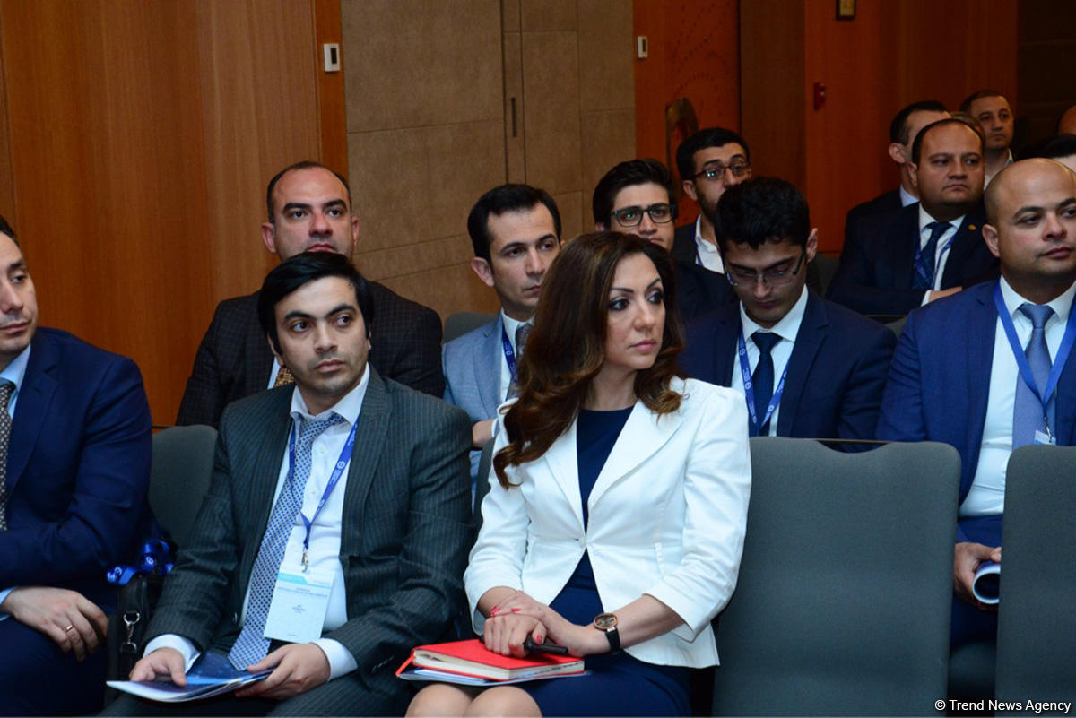 Азербайджан примет программу по переходу на безналичные расчеты