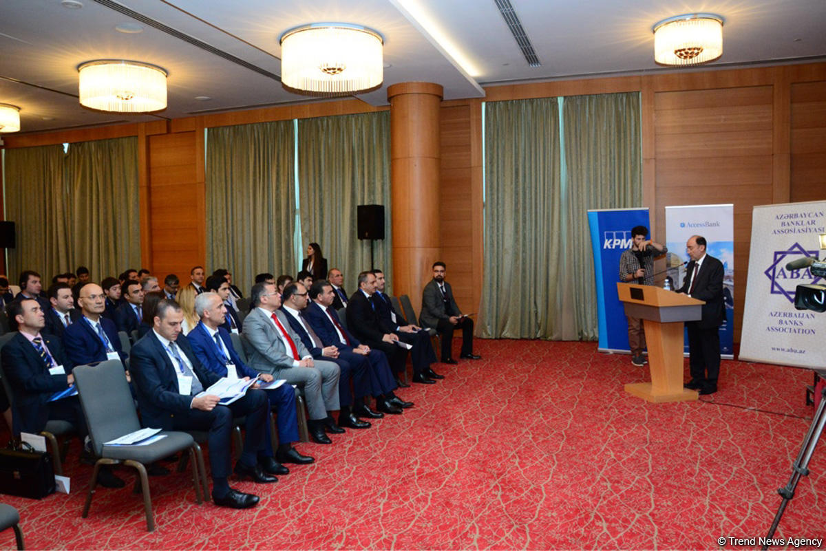 Азербайджан примет программу по переходу на безналичные расчеты