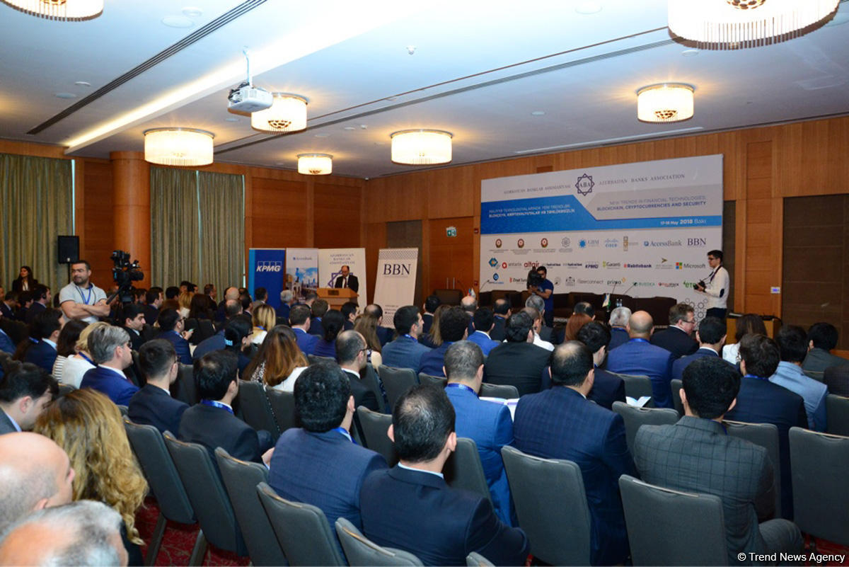 Азербайджан примет программу по переходу на безналичные расчеты