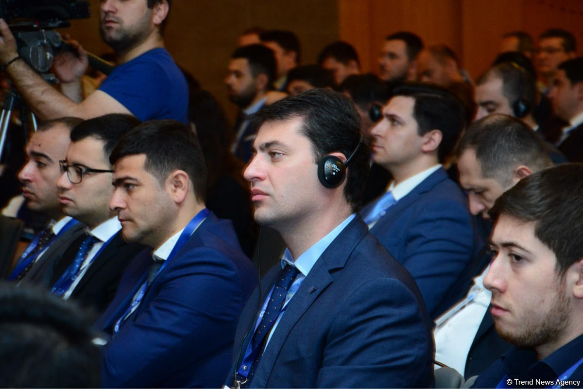 Азербайджан примет программу по переходу на безналичные расчеты