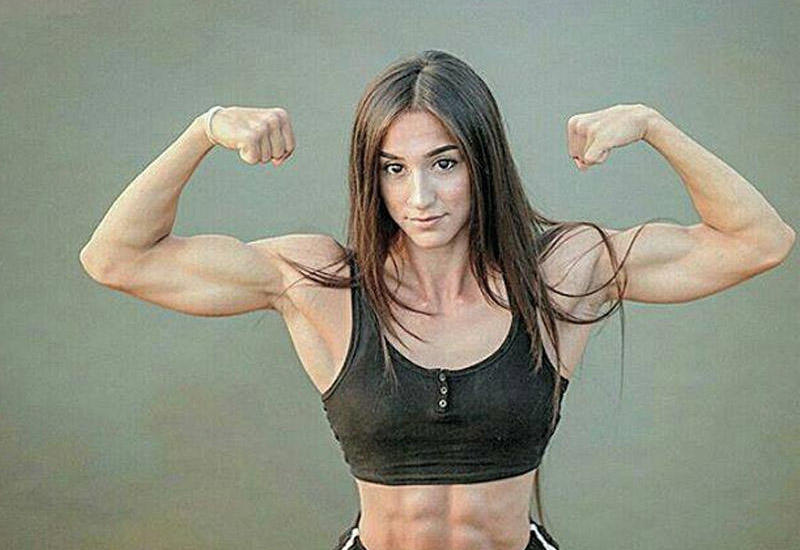 Azərbaycanlı Bahar əzələləri və çılpaq fotoları ilə məşhurlaşdı