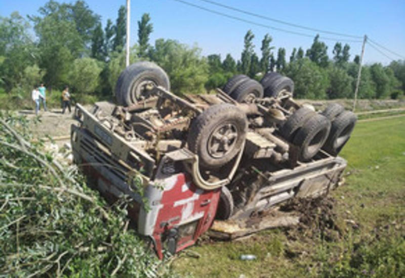 В Сальяне перевернулся груженый камнями "КамАЗ"