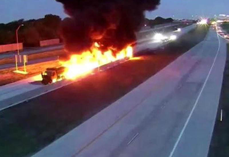 Грузовик протаранил легковушку и загорелся, превратив дорогу в ад