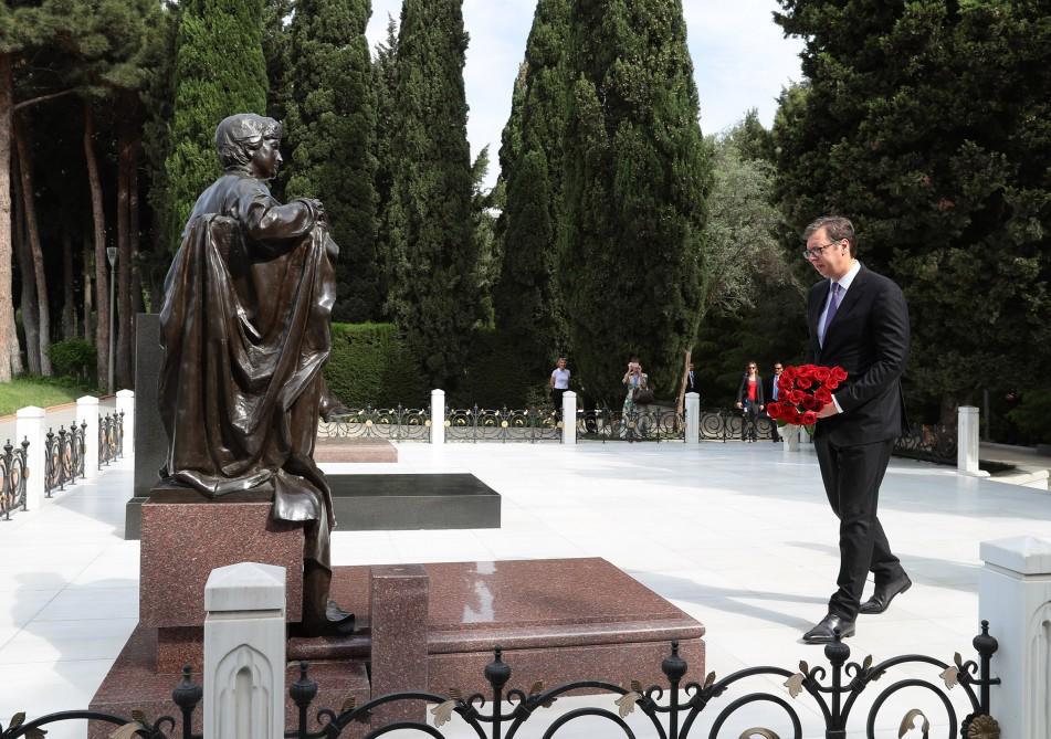 Президент Сербии посетил могилу великого лидера Гейдара Алиева