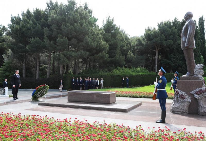 Президент Сербии посетил могилу великого лидера Гейдара Алиева
