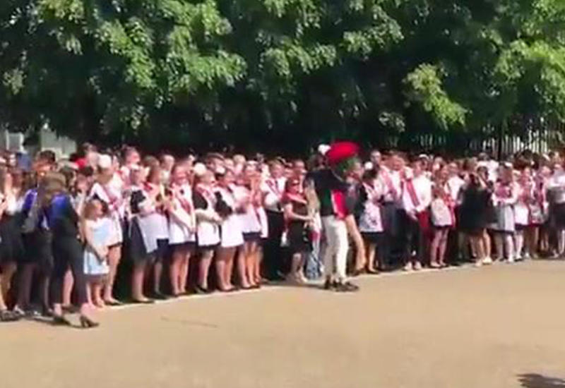 Трогательное предложение руки и сердца на последнем звонке в школе попало на камеры