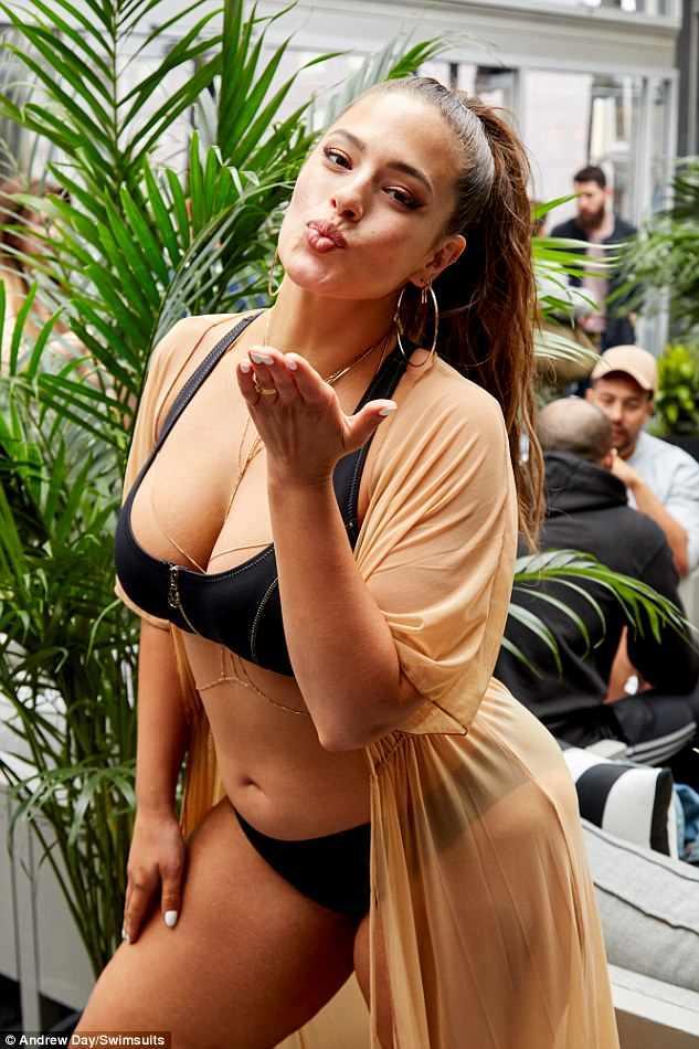Kök model hovuz partisinə qatıldı