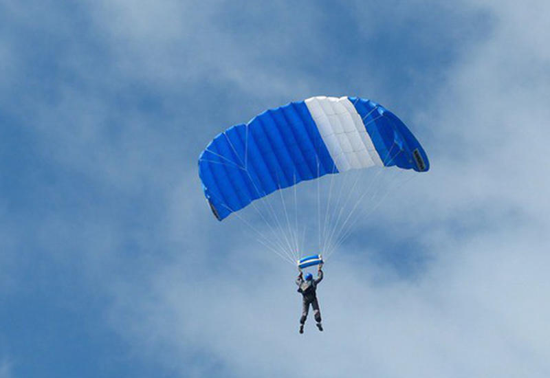 Парашютист влетел в ограждение и протаранил витрину магазина