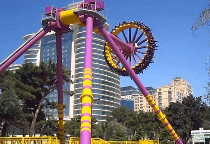 Завтра аттракционы на бакинском бульваре будут бесплатными