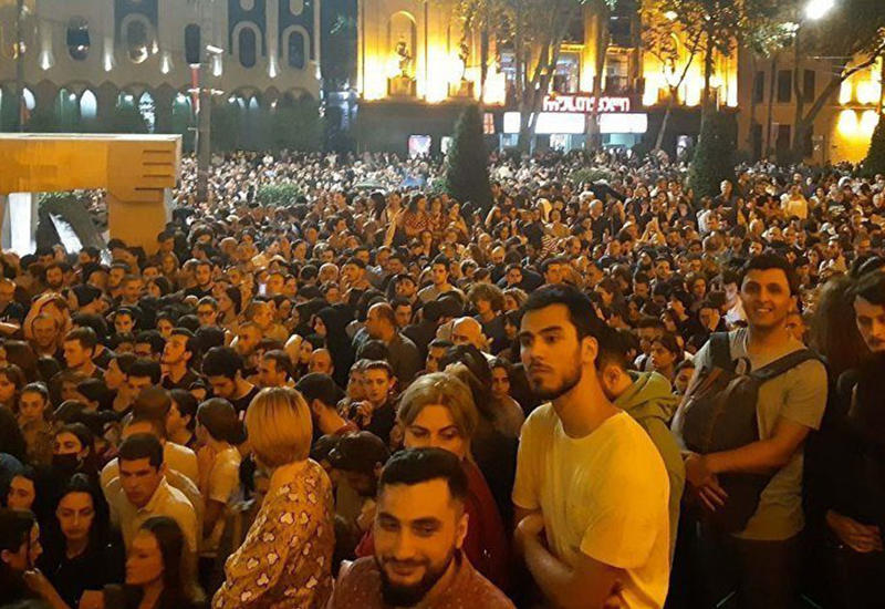 Многотысячный митинг в Тбилиси перед зданием парламента