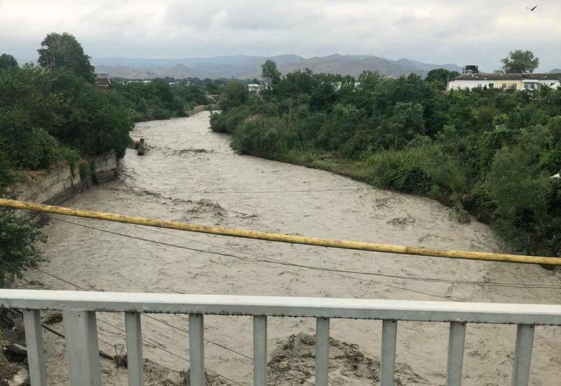 В Гёйчае паводок разрушил автомобильный и пешеходный мост