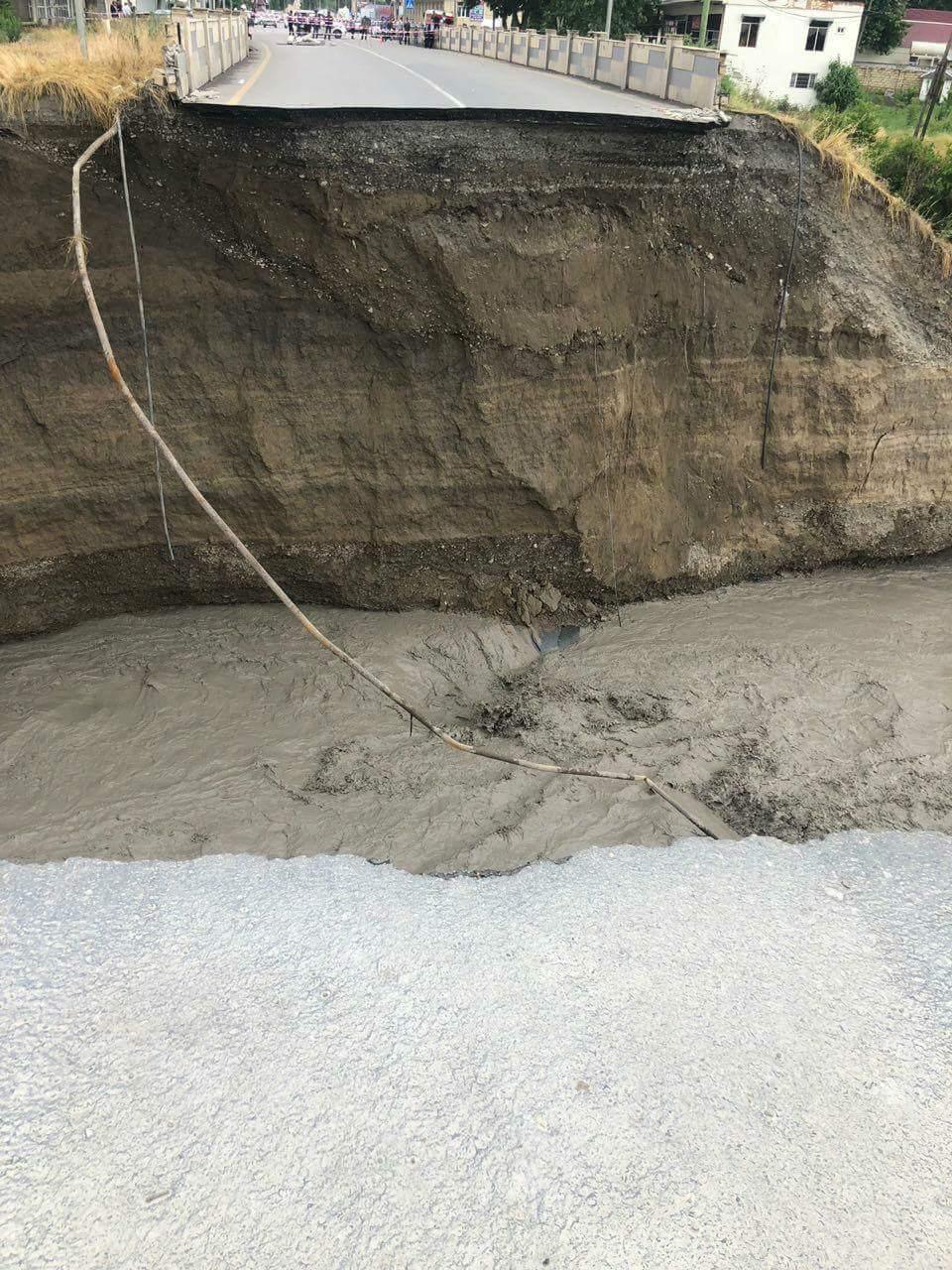 В Гёйчае паводок разрушил автомобильный и пешеходный мост