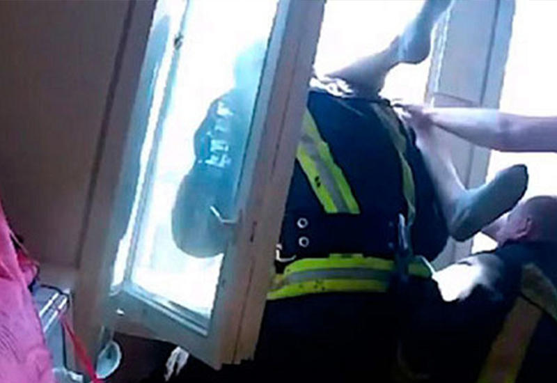 Латвийские пожарные на лету поймали выпавшего из окна человека