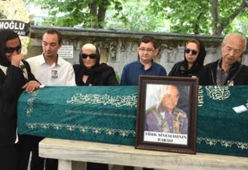 Mərhum aktyora qarşı vəfasızlıq - Yasına 1 məşhur qatıldı