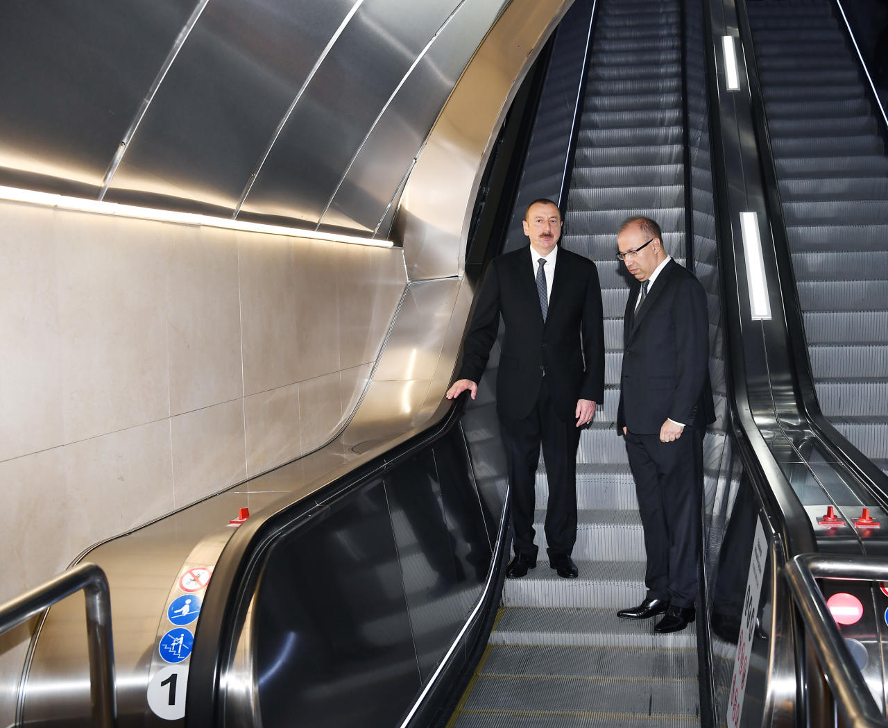 Президент Ильхам Алиев ознакомился с проведенными на станции метро "Сахиль" после реконструкции работами