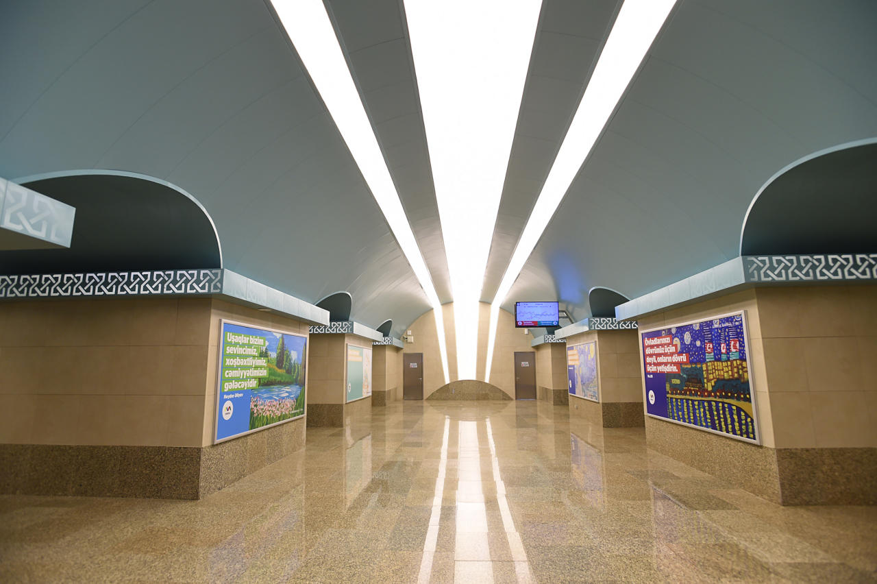 Президент Ильхам Алиев ознакомился с проведенными на станции метро "Сахиль" после реконструкции работами