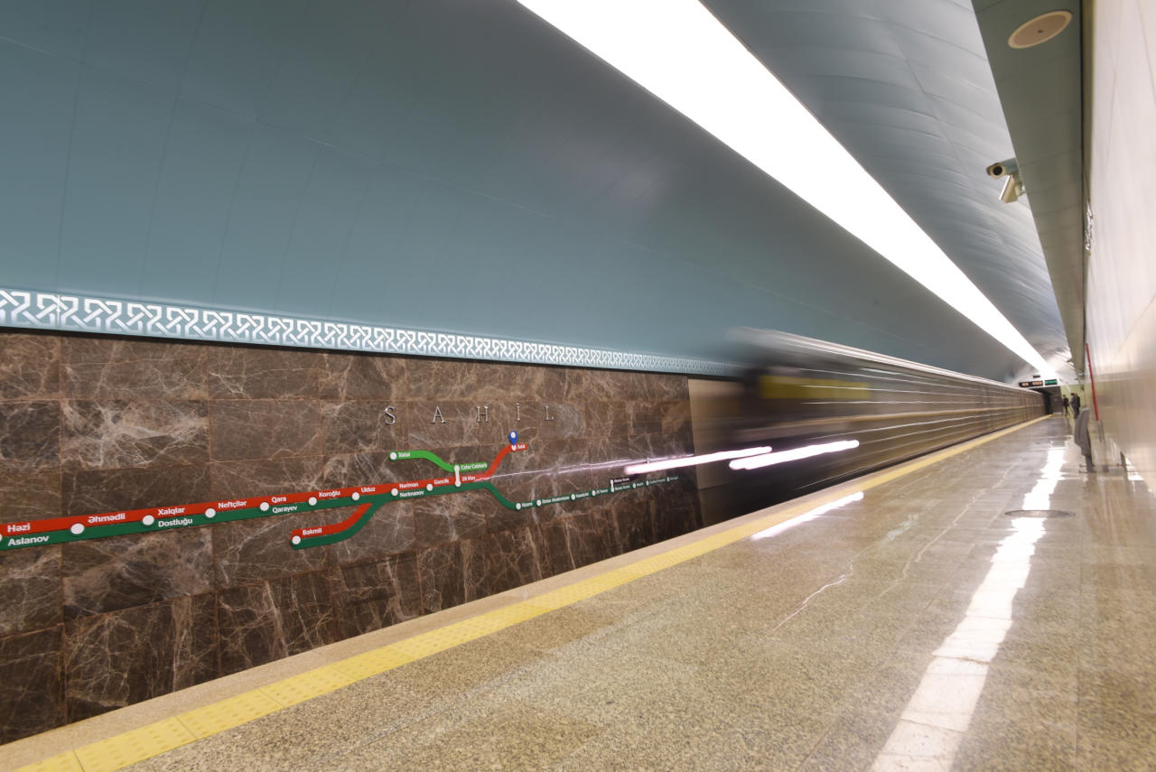 Президент Ильхам Алиев ознакомился с проведенными на станции метро "Сахиль" после реконструкции работами