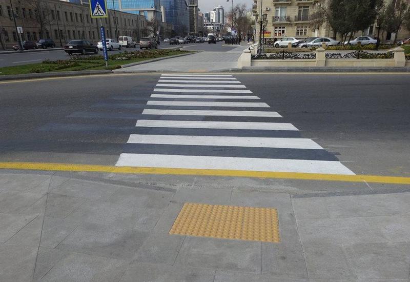 На центральных улицах Баку завершается установка пандусов