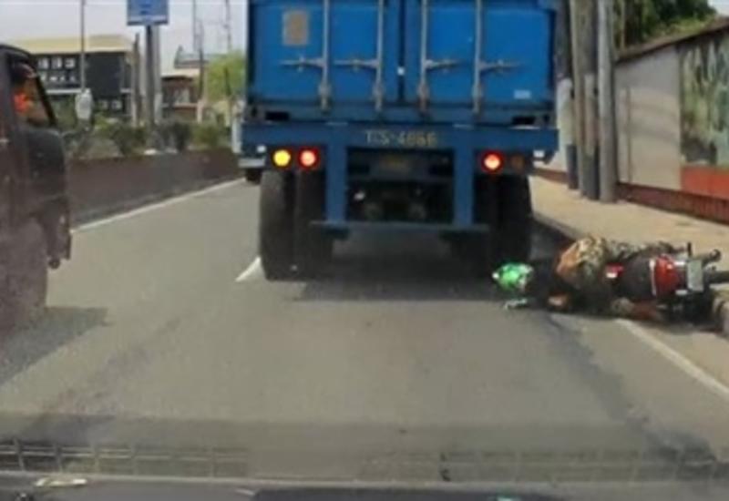 Грузовик проехал по голове упавшего байкера, но он встал как ни в чём не бывало