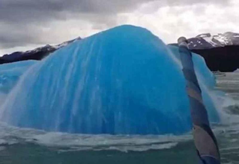 Зрелищный момент разделения айсберга попал на камеру