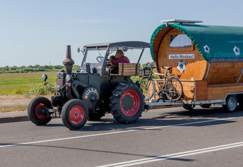 Немецкий пенсионер приехал в Москву на ЧМ-2018 на тракторе