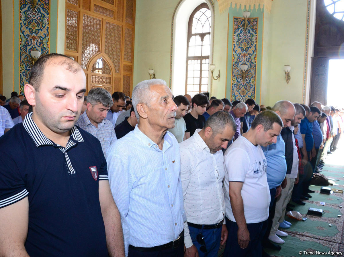 В мечети Тезепир совершен намаз по случаю праздника Рамазан