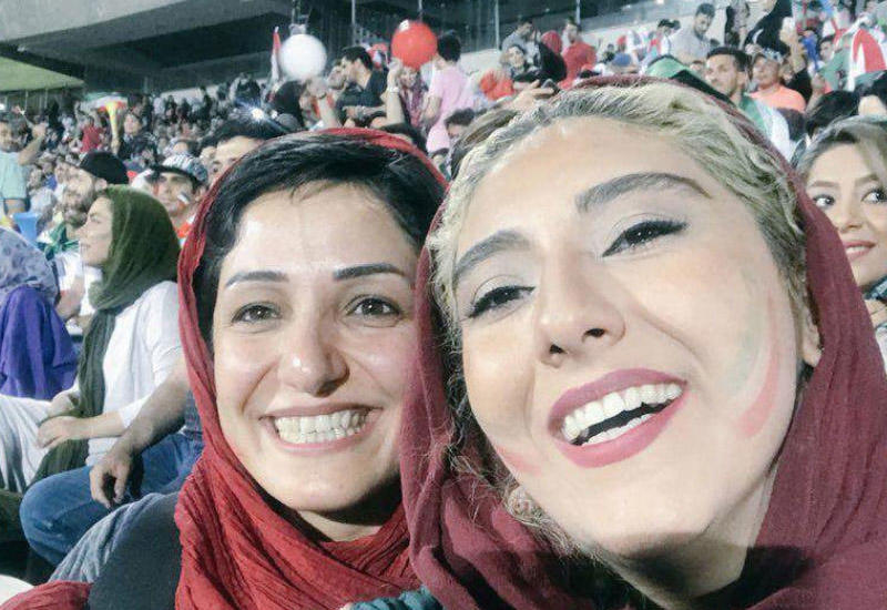 İranda qadınların stadionda futbola baxmasına icazə verilib