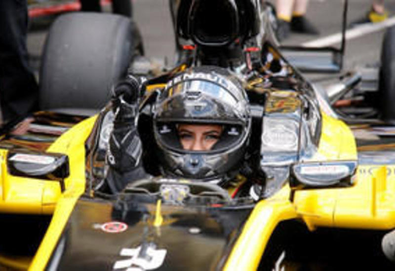 Qadın ölkə tarixində ilk dəfə "Formula-1" maşını ilə dövrə vurub