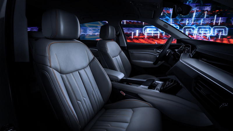 Новый электрокроссовер Audi: официальные фото интерьера