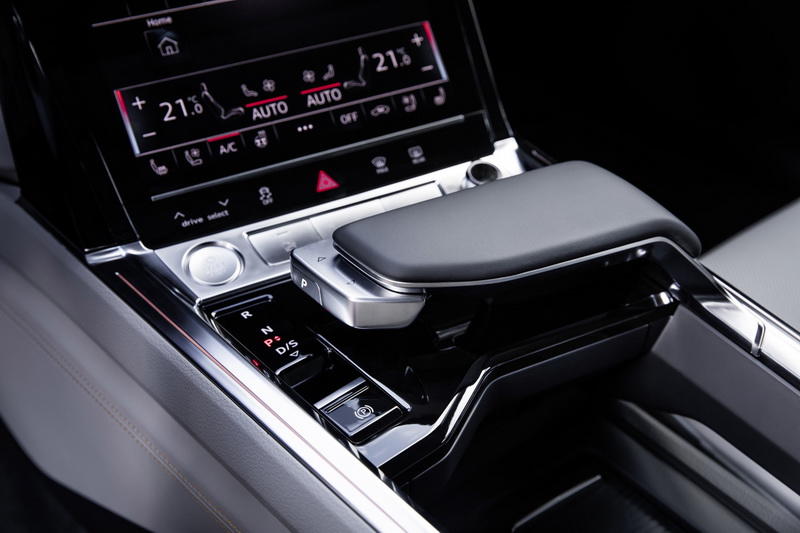 Новый электрокроссовер Audi: официальные фото интерьера